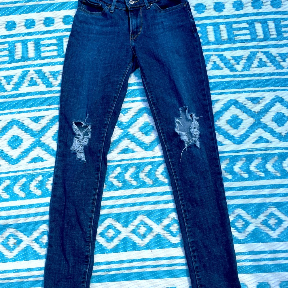 Levi jeans 2 rips in knees size 25